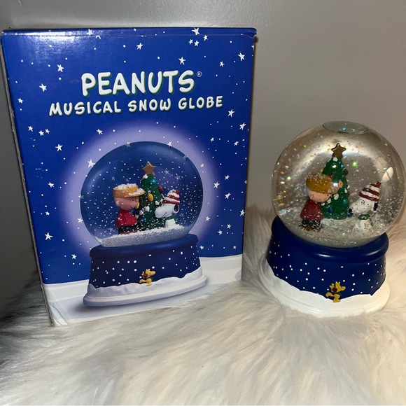 NWT Hallmark Peanuts 50th anniversary Christmas set. Snow globe,book & lunch box - Picture 3 of 16